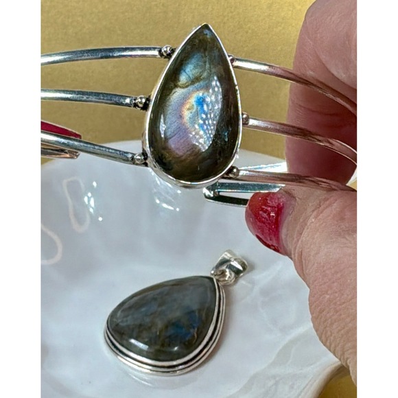 Jewelry - Purple & Blue Flash Labradorite Pendant and Cuff Gift Set
